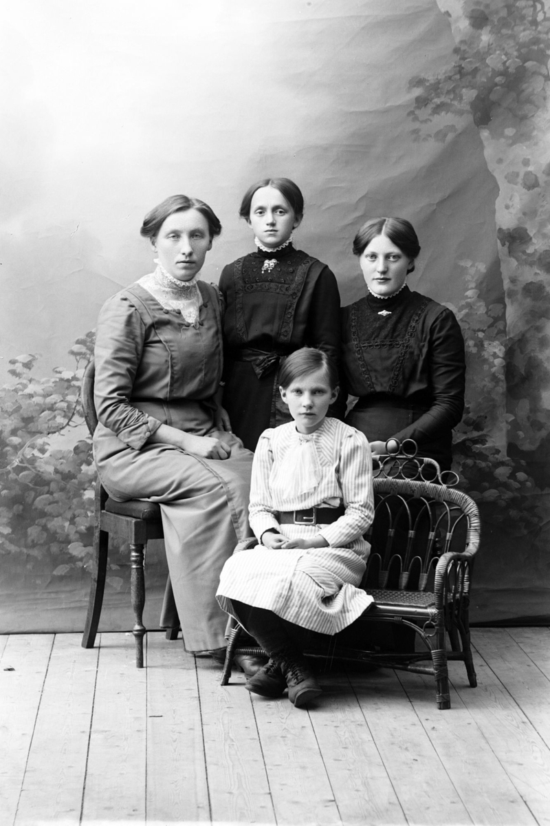 Gruppeportrett av kvinne og tre jenter, tatt i studio i Tysfjord.