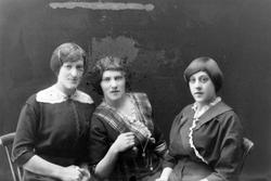 Studioportrett av tre kvinner i halvfigur.