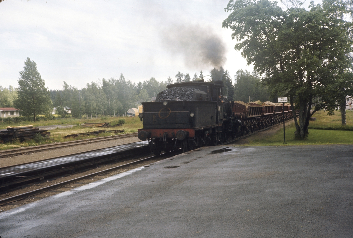 Grustog fra Kongsvinger ankommer Roverud stasjon, trukket av damplok type 21c nr. 372.