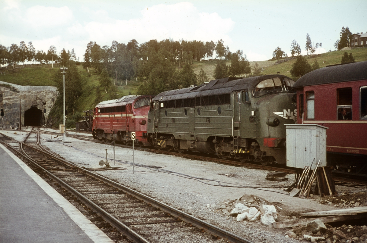 Hurtigtog til Trondheim på Dombås stasjon. Toget trekkes av to lokomotiver type Di 3