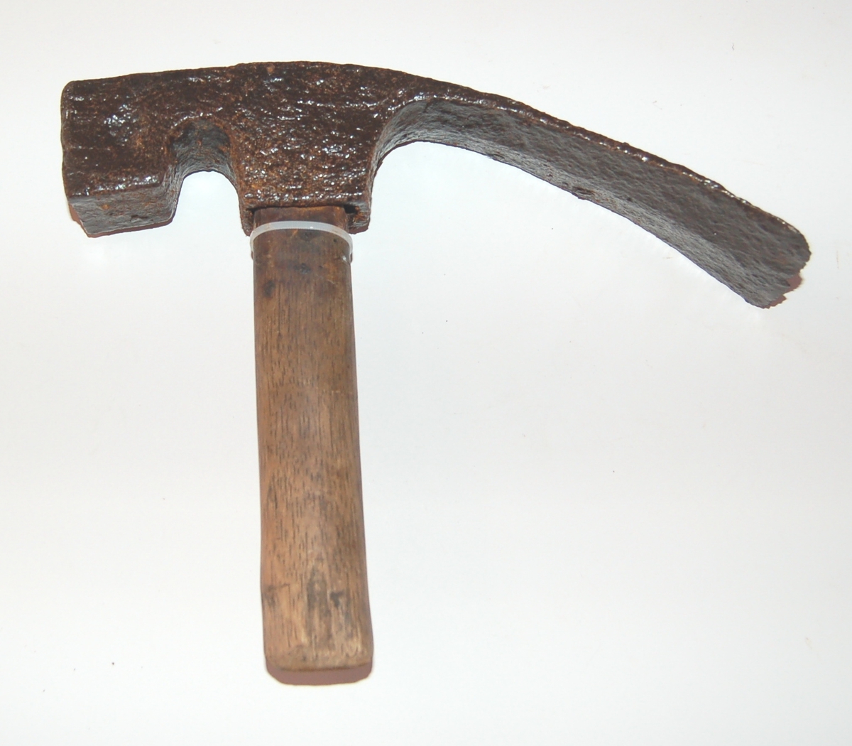 Diksel, kortskaftet hammer med liten tverrøks i enden
