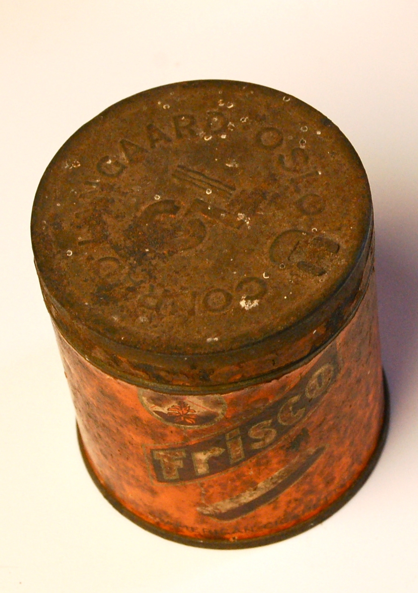 Sylinderforma boks med lokk til fabrikkrullet sigaretter.