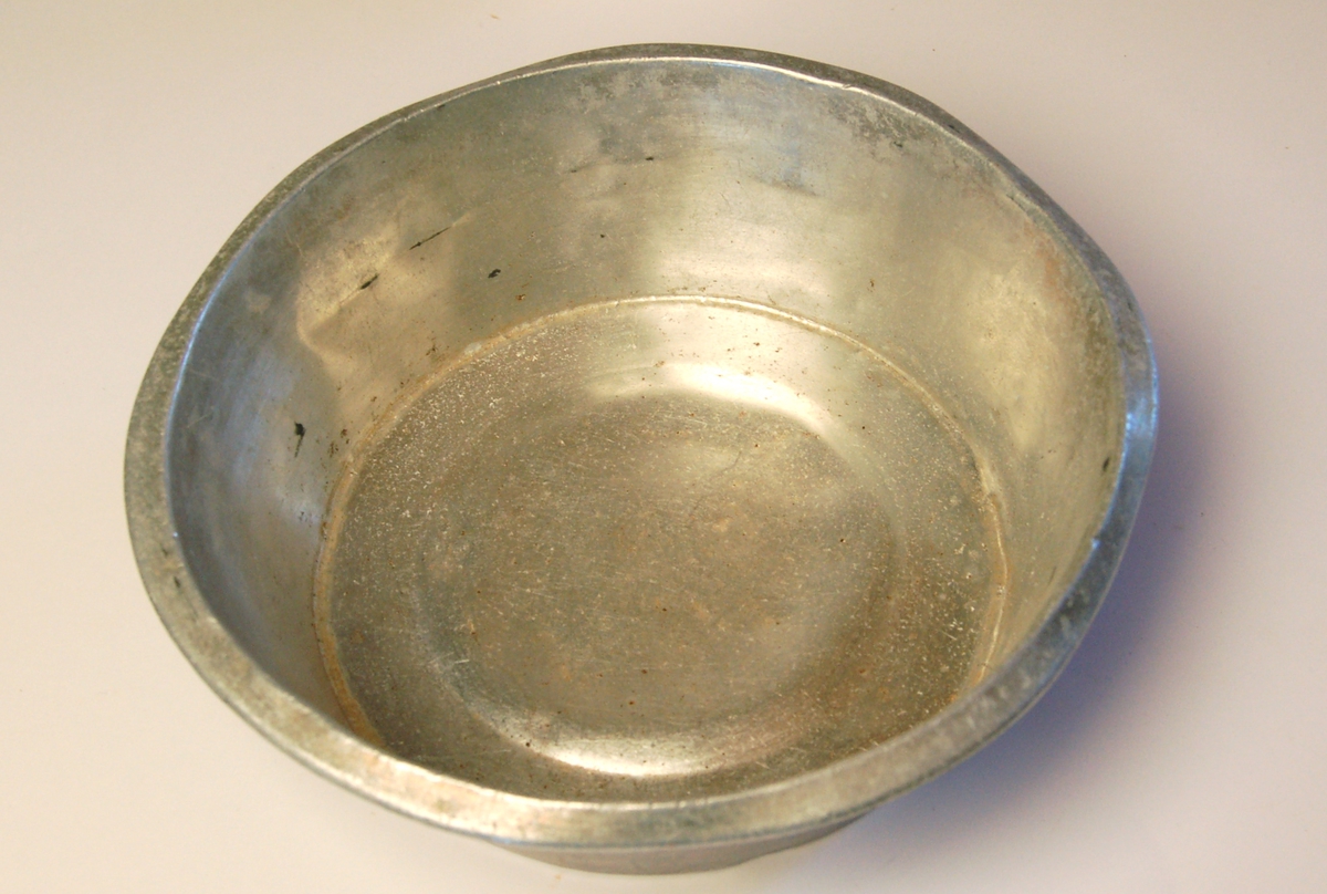 Sirkelrund djup aluminiumsbolle egnet til servering av mat under røffe forhold.