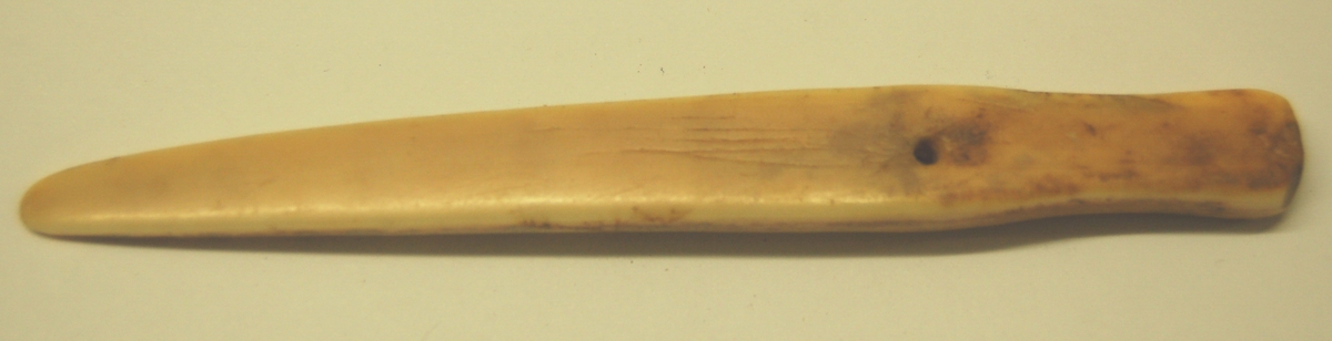 Gjenstanden er et forskaft til et lett blærespyd, laget av en kvalrosstann. Forskaftet er tvert i bakkant, og svakt buende fram mot spissen. Et stykke inn på bakparten er det et hull til en line, for festing til spydet.