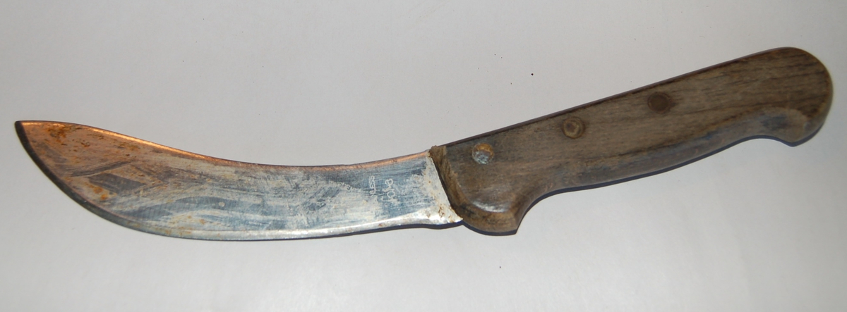 Svakt buet breibladet knivform. Bladet er festet til skjeftet med 3 messingnagler.
