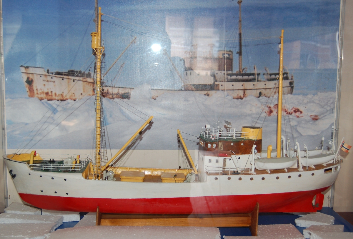 "Polarstar" var bygd i stål med isklasse for ferdsel i arktiske og antarktiske områder. Skuten hadde innebygd utkikstønne i formasten, med integrert manøvrering og styring derfra.