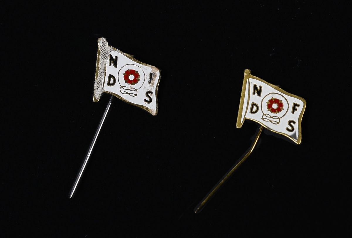 To nåler med Det Nordenfjeldske Dampskipsselskaps logo. Merkene er utformet som et vaiende flagg.