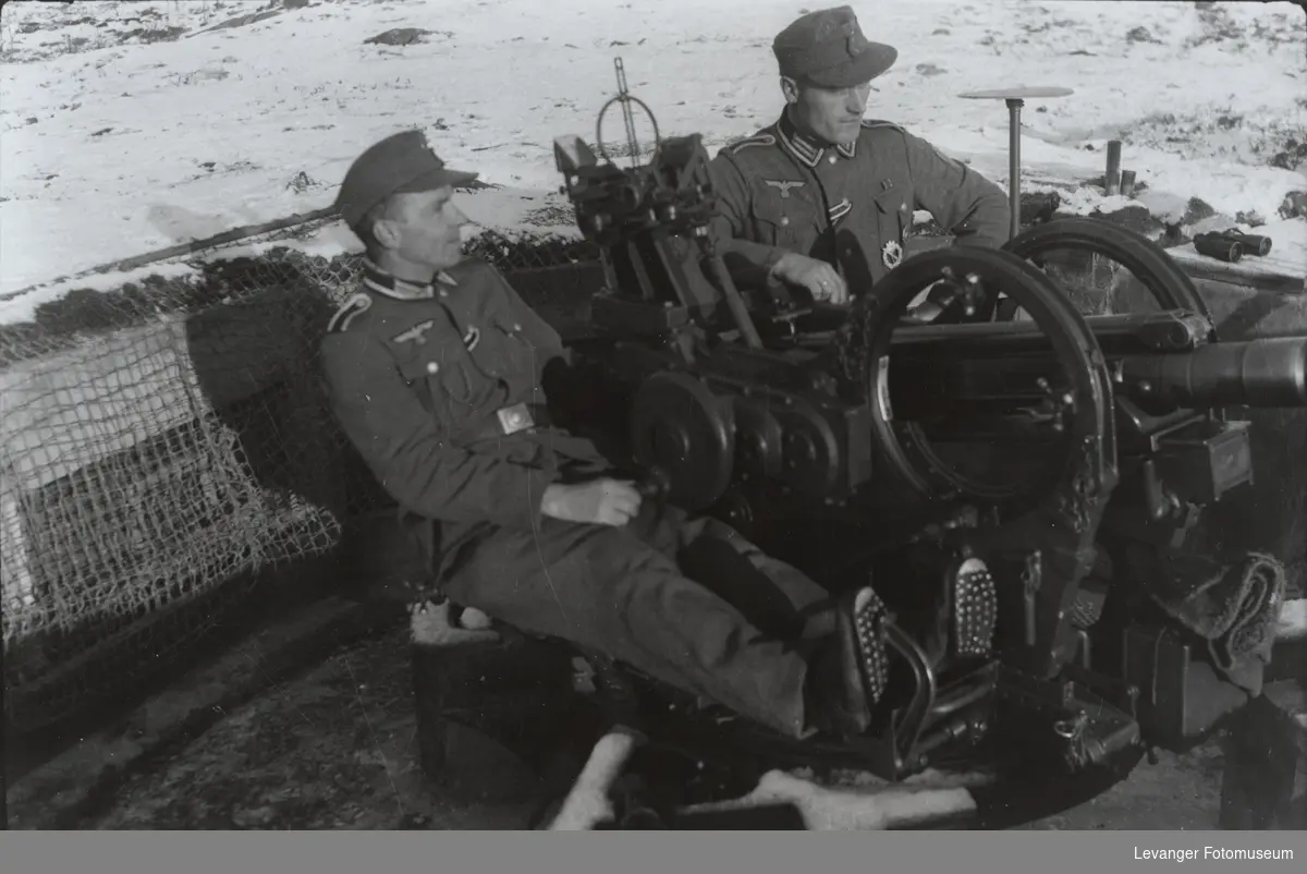 Luftvernkanon type Flak 38,2 cm. To tyske soldater poserer.