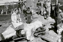 Signe Bogdanoff sitter på isbjørnen som sønnen hennes Ingval