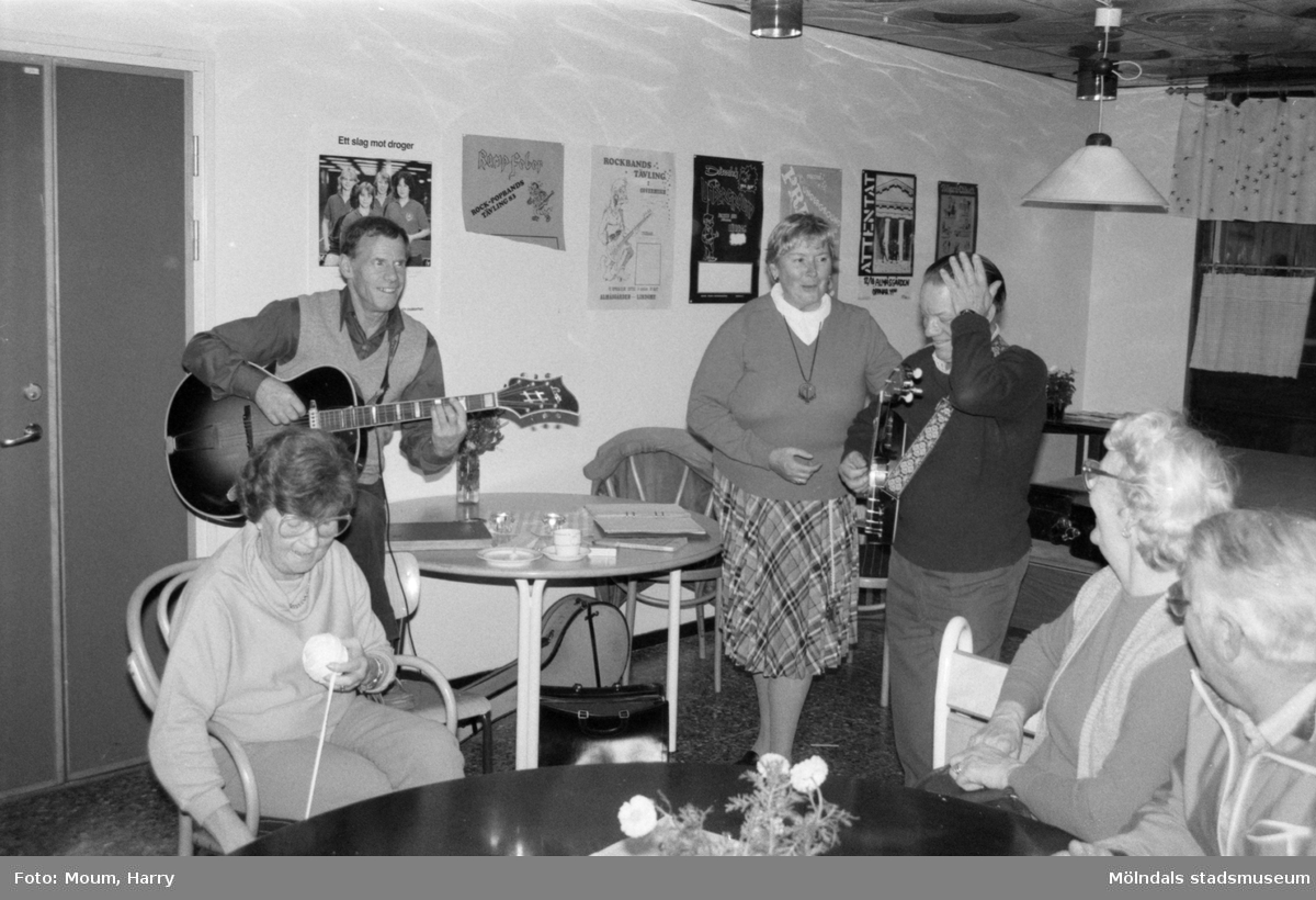 Café Trivsel med aktiviteter på Almåsgården i Lindome, år 1984. "Egon Aspelin och Ragnar Hultberg funderar på nästa låt medan Inga Rothi kommer med förslag."

För mer information om bilden se under tilläggsinformation.