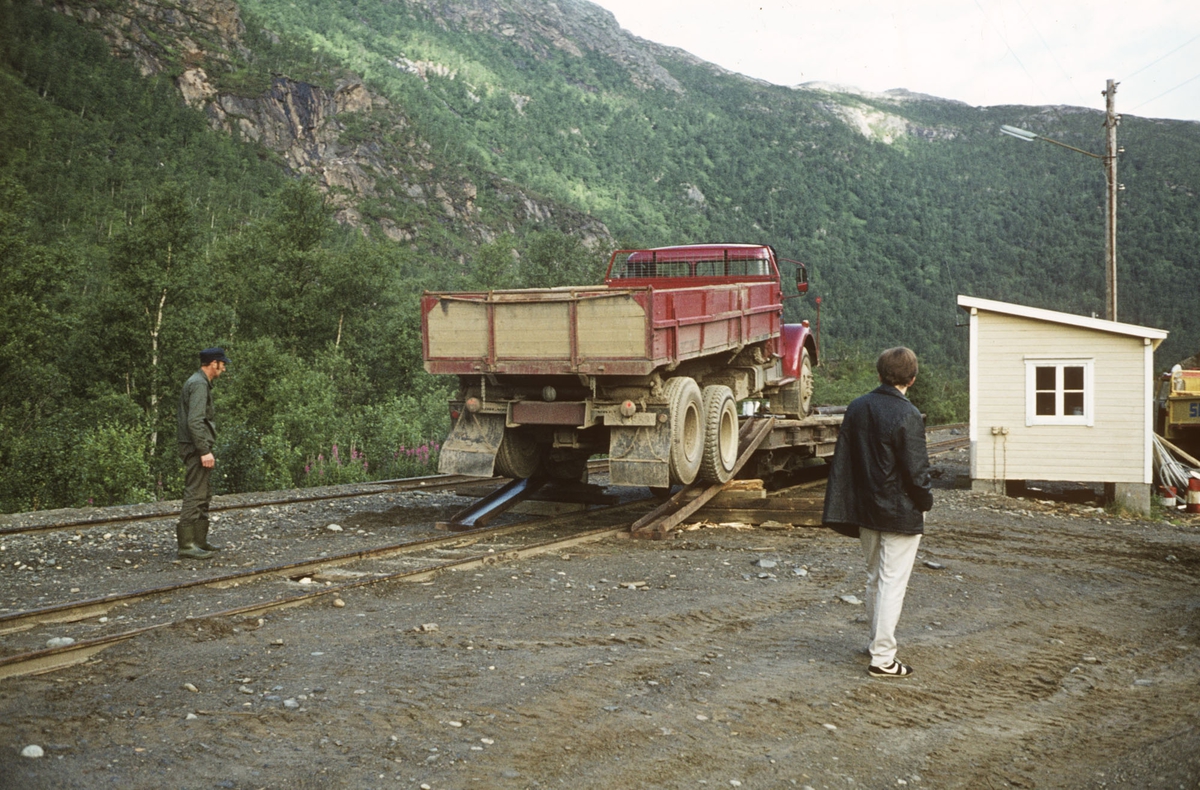 Sulitjelmabanen ved Ågifjellet holdeplass. En lastebil lastes på en godsvogn litra To