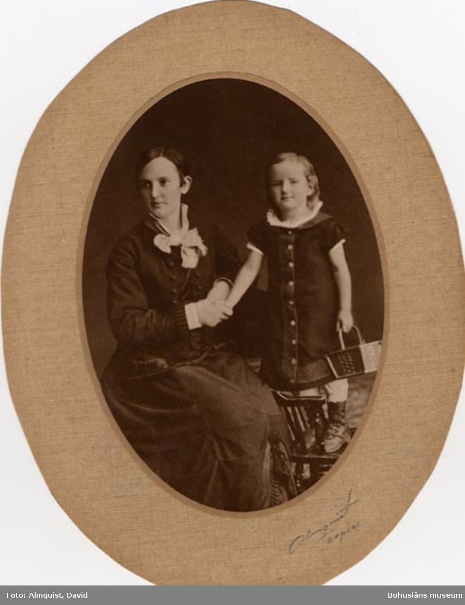 Enl. handskriven text på porträttets baksida: "Mor Ingrid Ekstrand och Elida (4 år)".