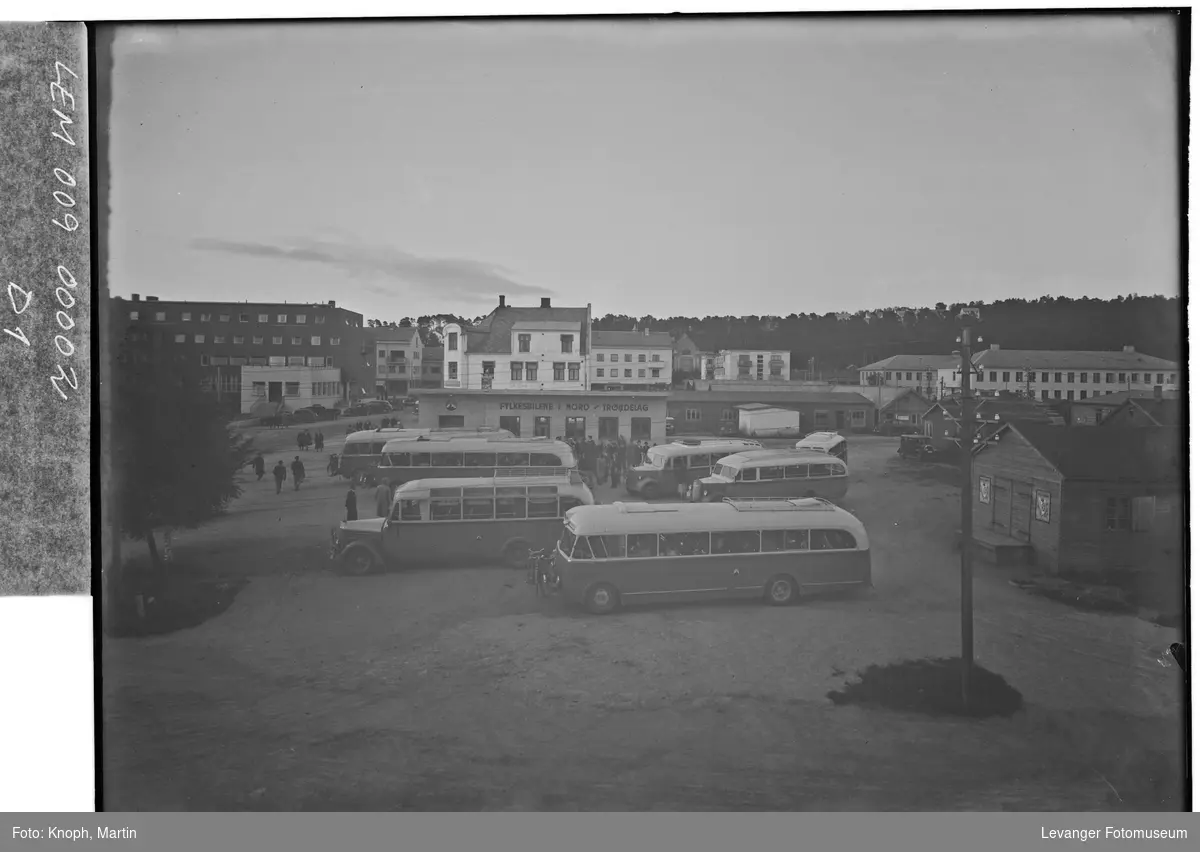 Fylkesbilene 1950 med Grand Hotel, Bjerkan-gården og Steinkjer Meieri i bakgrunnen,.