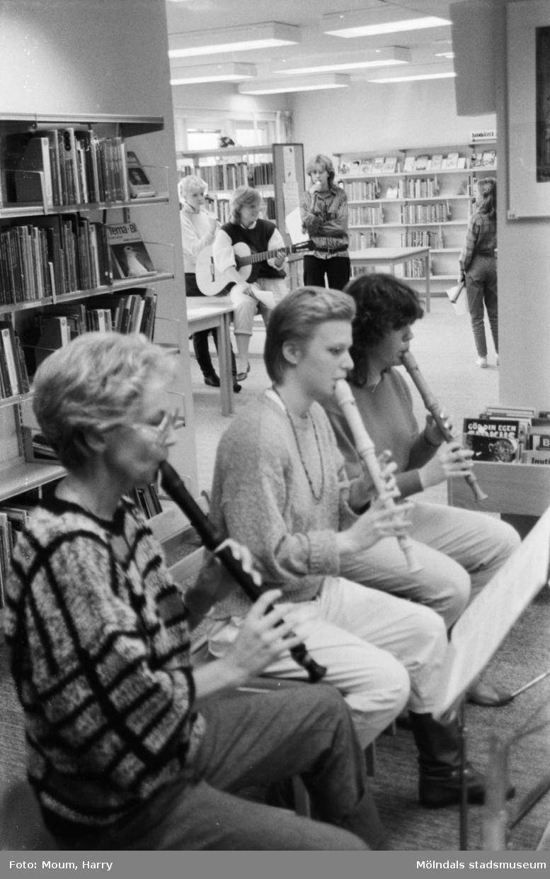 Musik, dockor och konstutställning på Kållereds bibliotek, år 1984. "Margret Jonsson, Anna Gustavsson och Anette Palmqvist musicerade i Kållereds bibliotek."

För mer information om bilden se under tilläggsinformation.