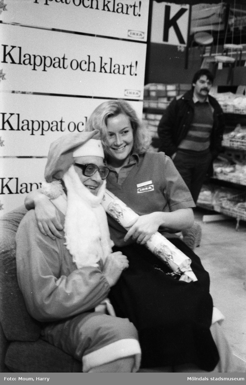 Kållereds Lions Club på IKEA, år 1984. "Susanne Andersson från Ikea passade på att föreviga sig med tomtefar."

För mer information om bilden se under tilläggsinformation.