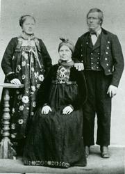 Gruppe,bunad,sølje og sko.
Frå v. Ingebjørg O.Juven,Barbo O