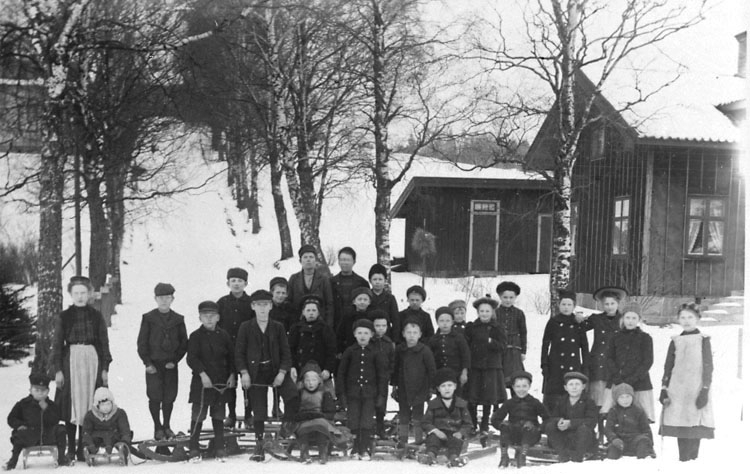 "Kälkåkande barn i Önnebacka, vintern 1907."