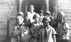 Speiderjenter fra Kløverpatruljen på leir i Rustefjelbma, 19