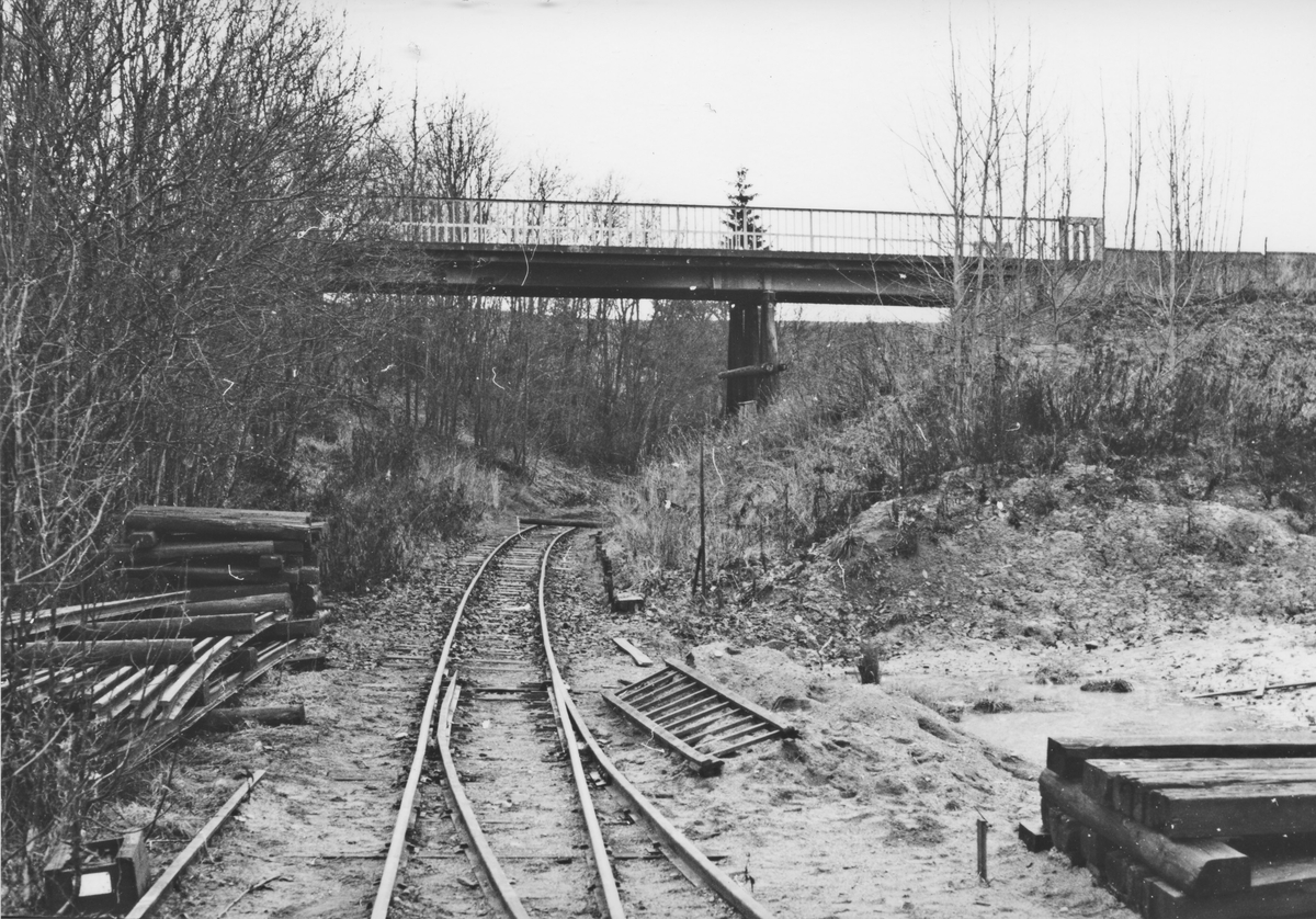 Urskog-Hølandsbanens spor nedenfor Fyen er tatt opp på den strekningen der det skal støpes tunnel (kulvert). I bakgrunnen den gamle veibroen som senere ble revet.