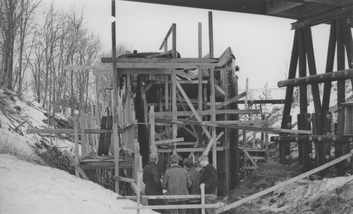 Støping av Tønsberg tunnel (kulvert) pågår. Den ganle riksvegbroen ble senere revet.