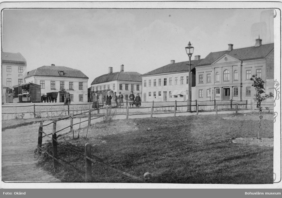 Enligt text skrivet på kopian: "Torget, östra, delen, Uddevalla fr. Tornet omkr.1880".