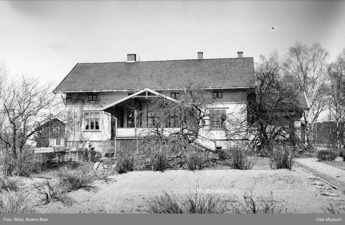 Solberg gård, bolighus, veranda, hage, kvinne