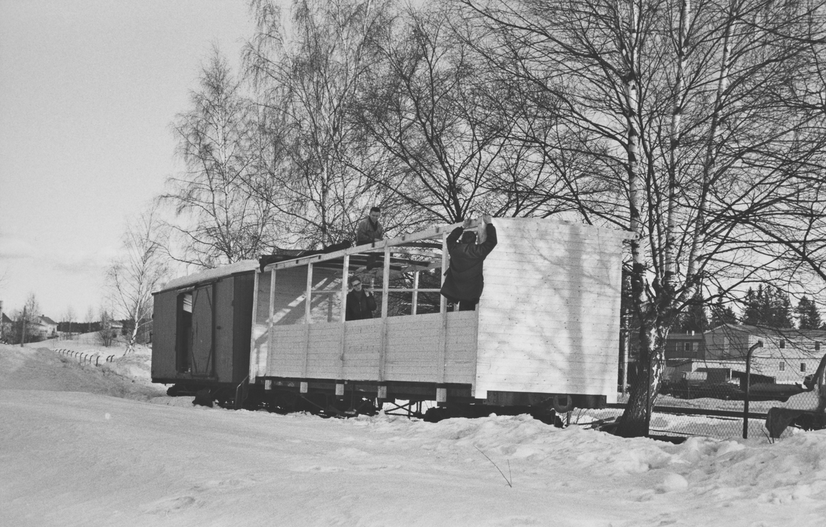 Hensatte godsvogner på Sørumsand. Godsvogn To1 fikk påbygget overbygning for bruk som sommervogn.