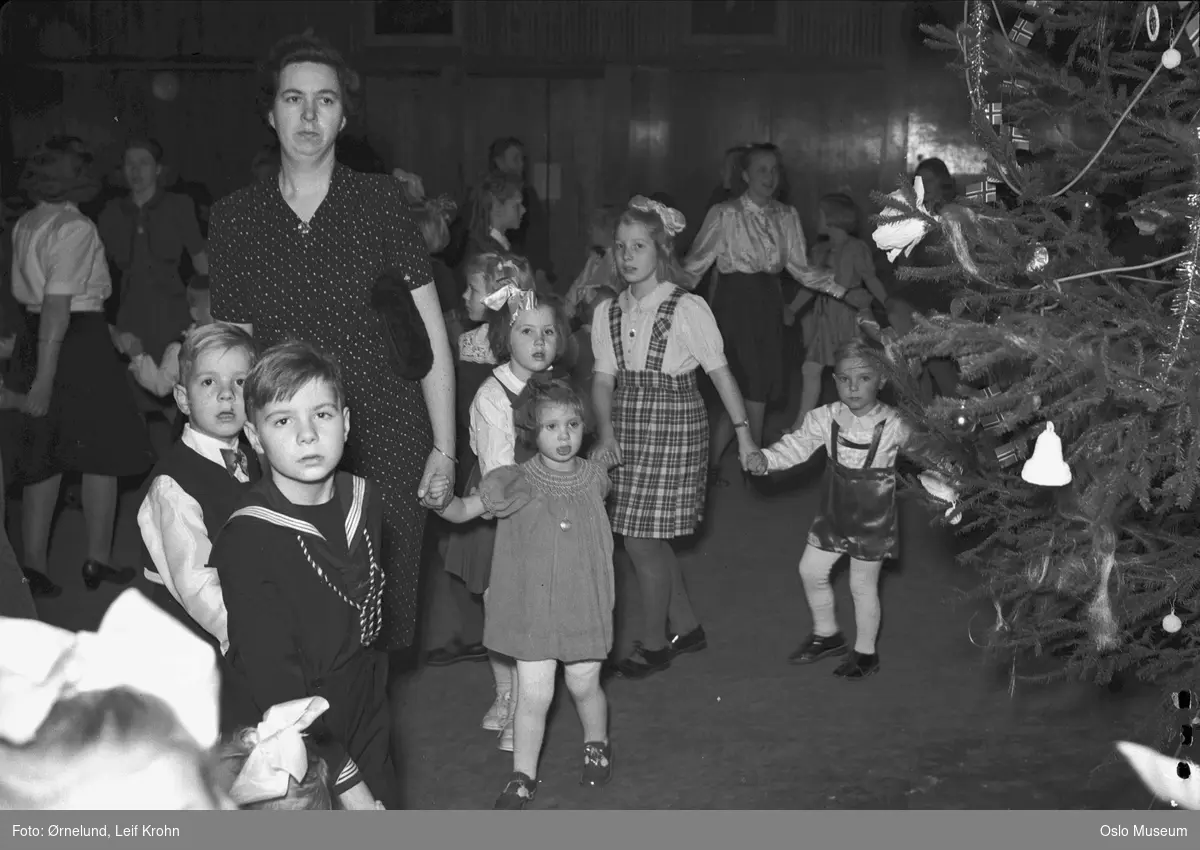 Samfunnshuset, interiør, Tøyenhus leieboerforenings juletrefest, kvinner, barn, gang rundt juletreet