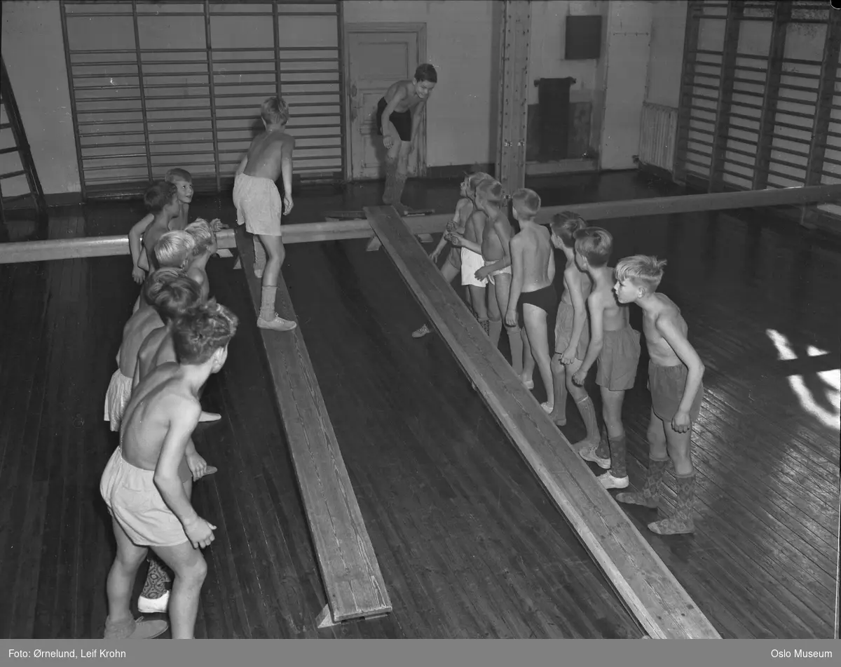 Ila skole, interiør, gymnastikksal, gutter, benker - Oslo Museum /  DigitaltMuseum