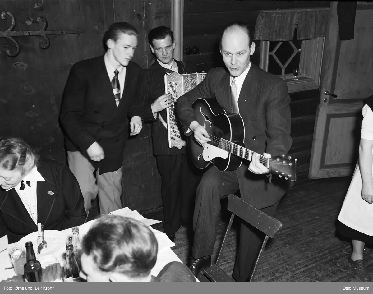 Interbygg, skuddårsfest, menn3, musikere, trekkspill, gitar