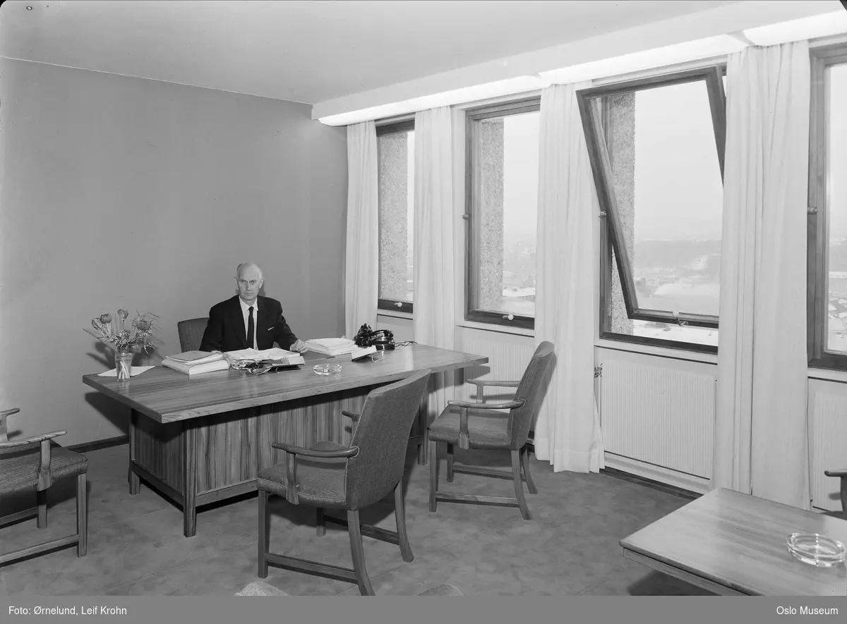 regjeringskvartalet, høyblokken, interiør, kontor, statsminister, sittende ved skrivebord