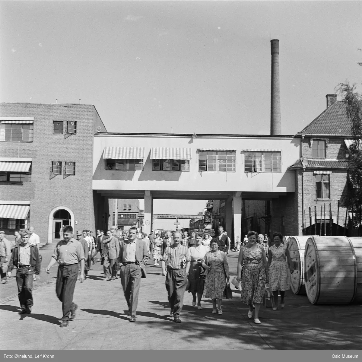 Standard telefon- og kabelfabrikk, menn, kvinner, arbeidere ved arbeidsdagens slutt