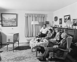 Tre generasjoner ser fjernsyn.