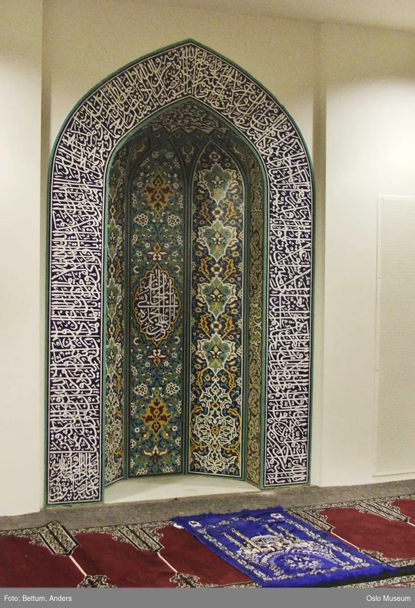 Islam, moske Central Kamaat-e Ahl-e Sunnat Norway, interiør, mihrab, qibla, vaskerom, lysekrone, konstruksjoner, bønnetider, bønnetepper, stillas, under arbeid.