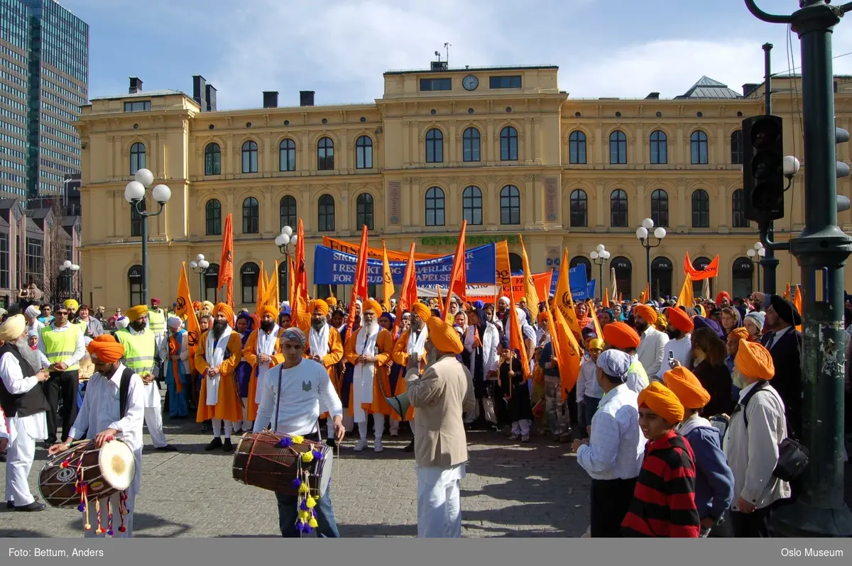 Sikhisme, Vaisakhi feiring, Karl Johansgate, opptok, plakater, bannere, flagg, prosesjon, sverd, kamptrenng, kvinner, menn, barn, hodeplagg