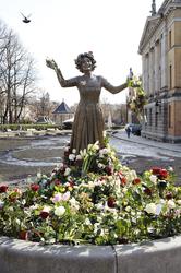 Fotodokumentasjon av Wenche Foss statue iforb med hennes bor