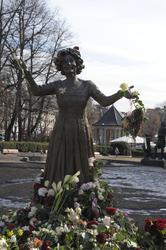 Fotodokumentasjon av Wenche Foss statue iforb med hennes bor