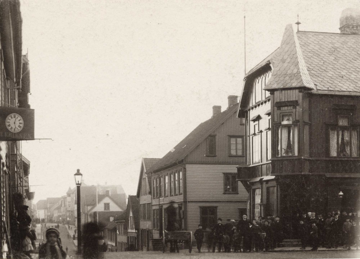 Strandgaten sett sørover. Bildet er tatt fra "Nye Skjoldavei". og viser hjørneeiendommen. Urmaker B. A. Eriksens butikklokale til v.