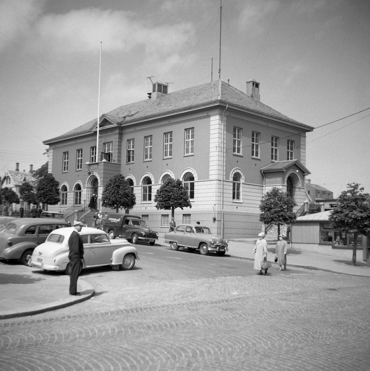 Postkontoret i Haugesund sett fra sørøst .(Krysset Torggt./Sørhauggt.). Til h. for bygningen flere biler.