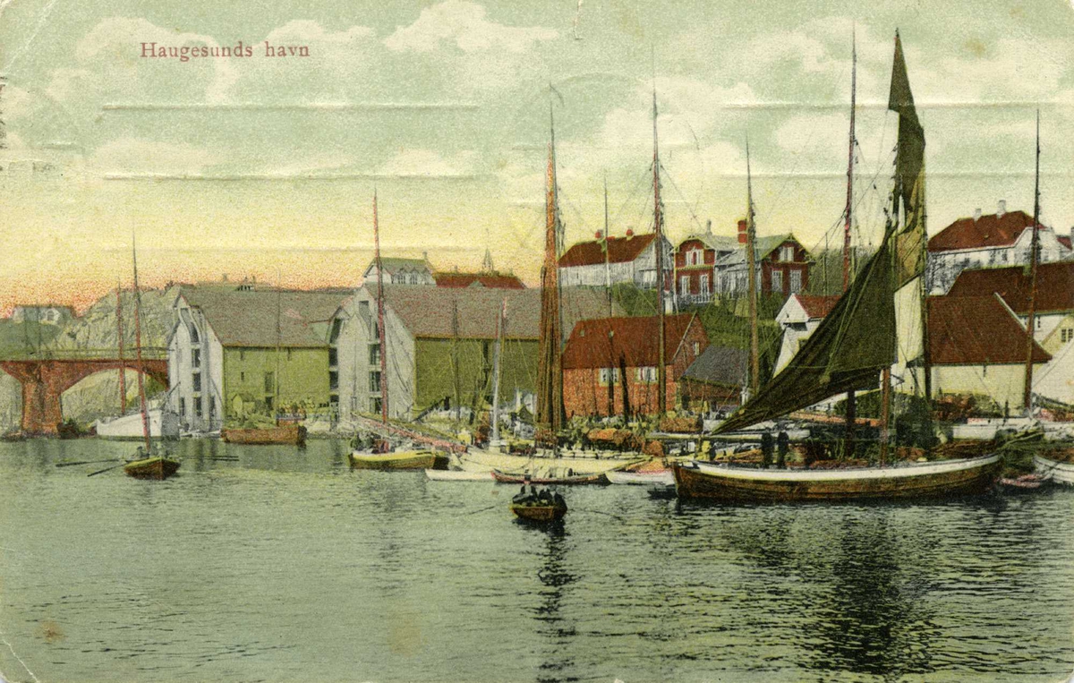 Havn - båter - byeksteriør - postkort
Smedasundet med seilbåter og byen i bakgrunnen. Til venstre en Hasseløy bro. (Bildet ser ut til å være speilvendt). Kolorert postkort over Haugesund havn stemplet 1905.