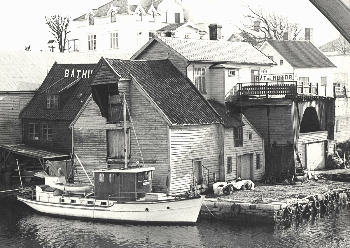 Havnebilde - Sjøhus. Sjøhus på Hasseløy. Lystyatch. Rester av den gamle broa til høyre. I bakgrunnen Steffen Staalesens hus.