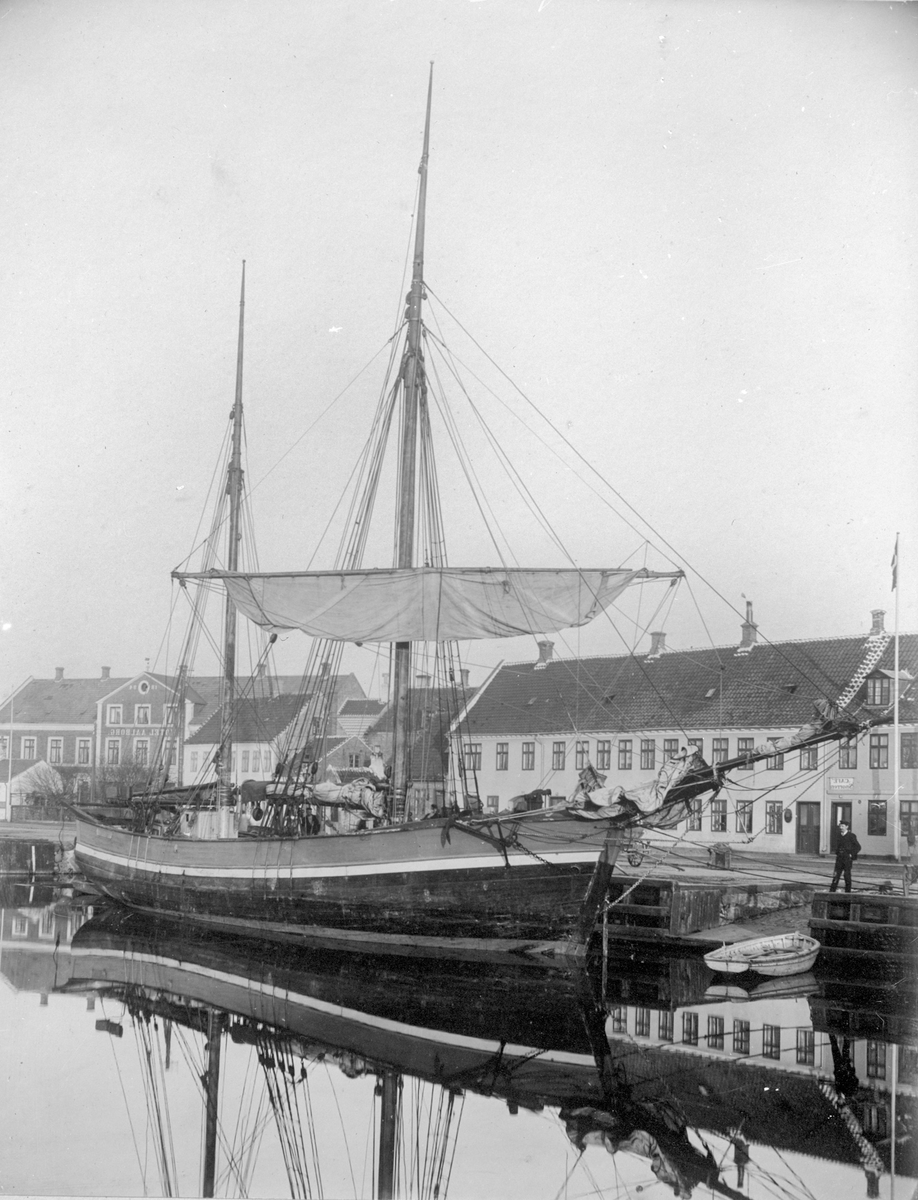 Galeasen "Sleipner" fra Haugesund i havn i Aalborg i Danmark. I bakgrunnen ligger Hotel Aalborg.