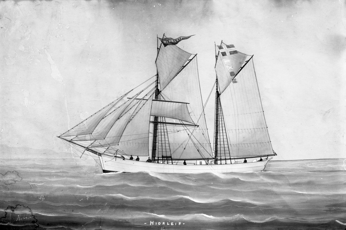 Galeasen "Hjørleif" fra Haugesund for fulle seil i åpent farvann. "Hjørleif" deltok i Newfoundland/Labrador-farten fra 1891 til 1907, dette er den lengste perioden for norske skip.