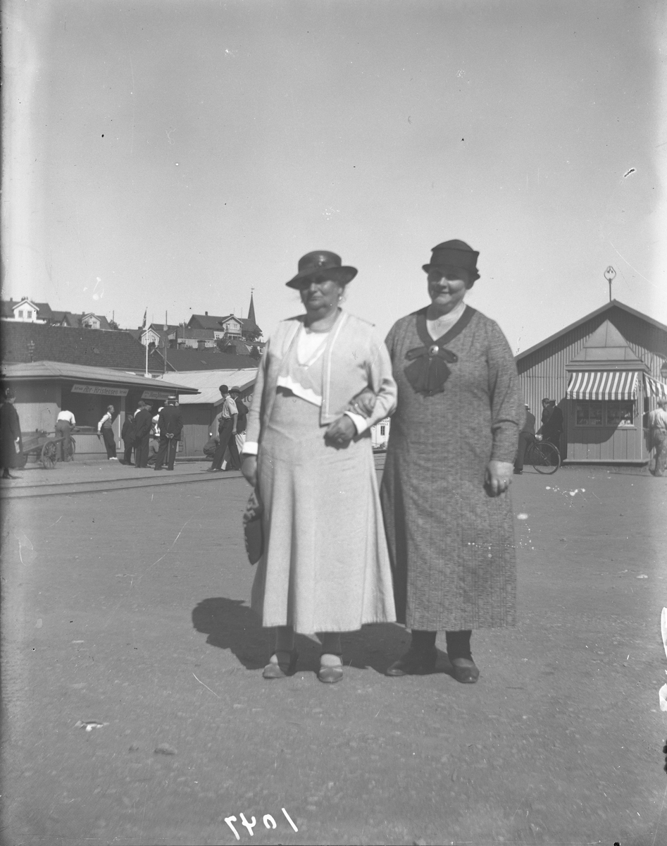 To kvinner på dampskipskaia. Kragerø