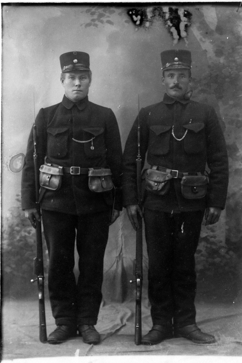 Studioportrett av to menn i uniform.