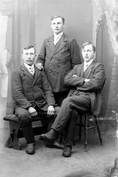 Studioportrett av tre menn i helfigur.