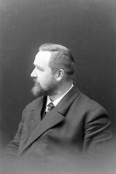 Studioportrett av en mann sett i profil.