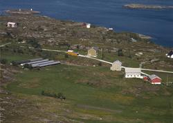 Bebyggelse på Sandvika, Ansnes, med Jektvika i bakgrunnen