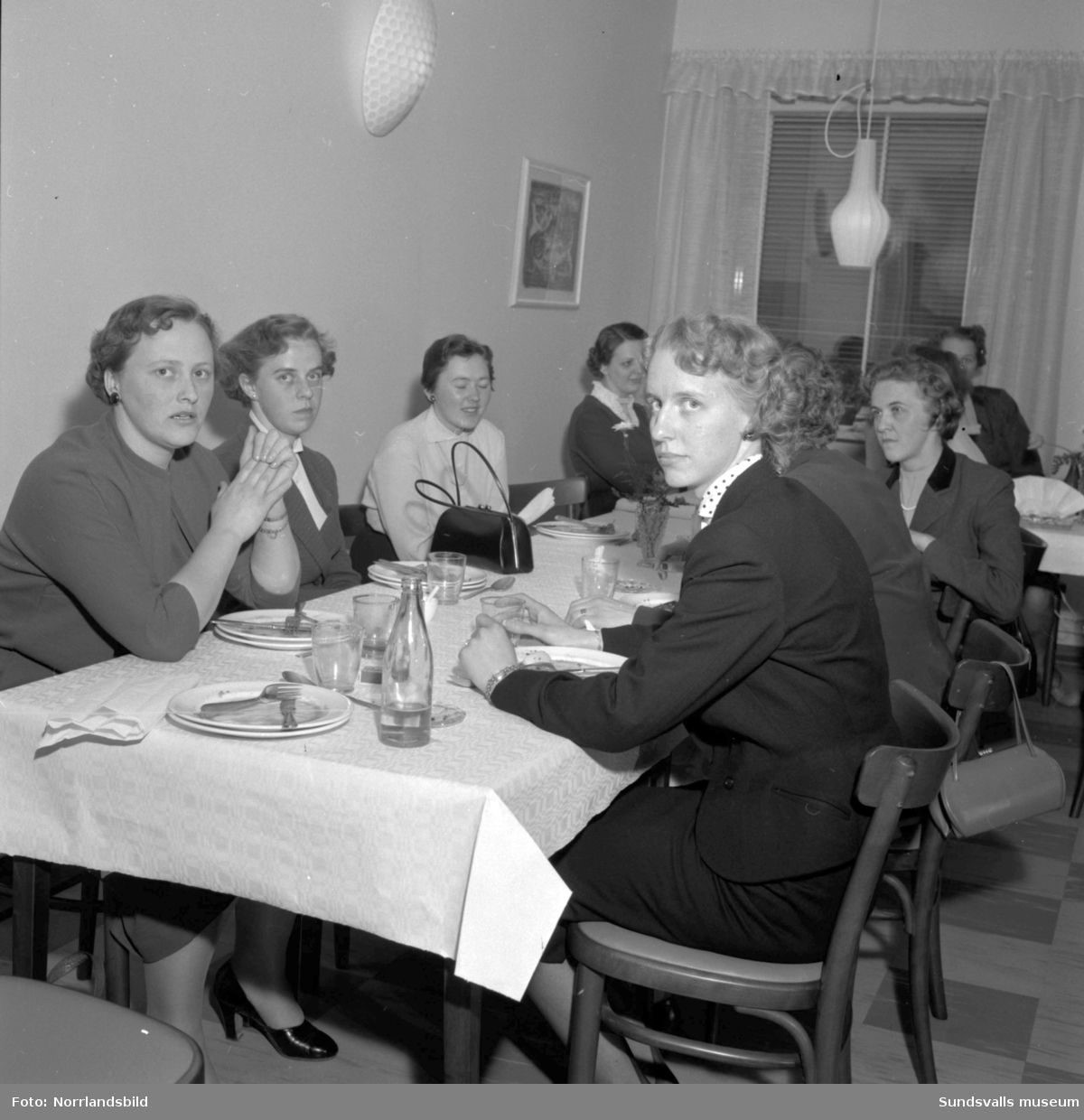 Kvinnliga postkassörskor håller möte i Sundsvall.