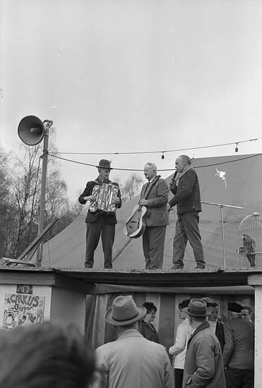Text till bilden:"Två populära spelmän på Rabbalshede marknad 1964, "Västgöta-Sigge" och Johan Edvardsson eller "Glade pelle".Samhör med bild 37 ialbum 3.